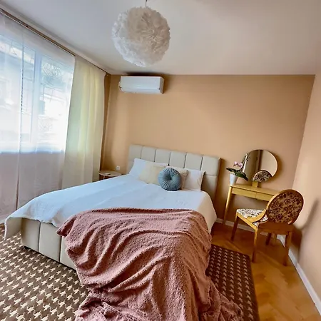 Vera With Free Parking דירה