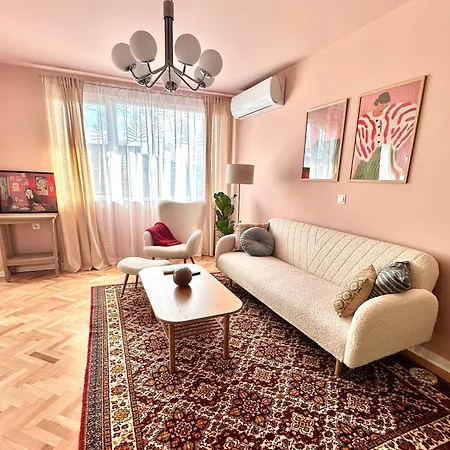 Vera With Free Parking דירה