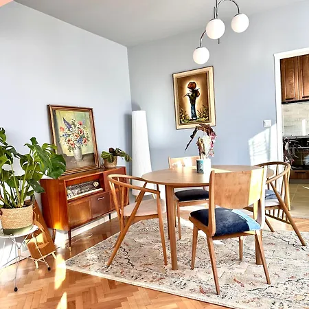 Vera With Free Parking דירה